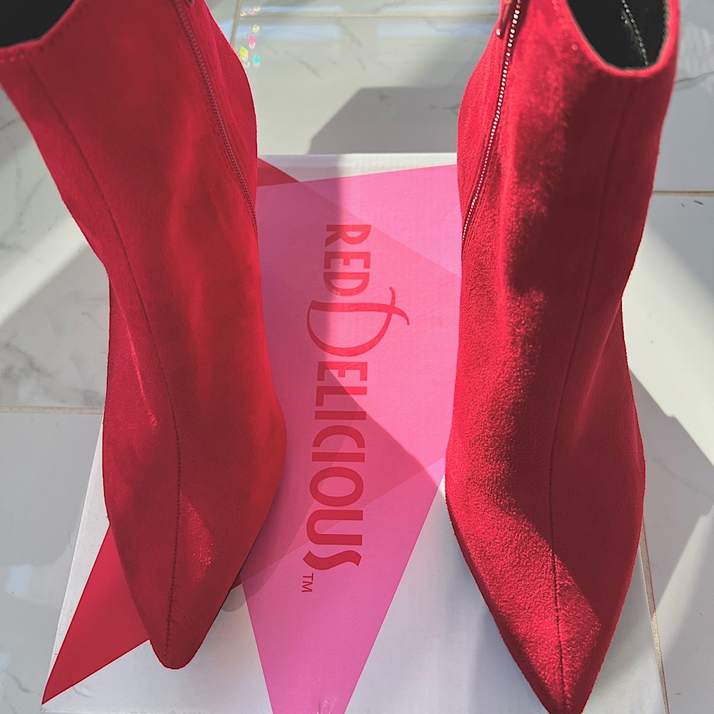 Boots Red Delicious Pointed Toe